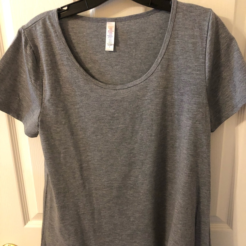 Small Lularoe classic T